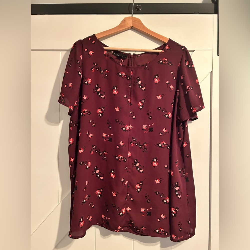 Attention brand short sleeve Merlot floral blouse size 1X